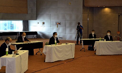 安全協定について意見を交わす周辺３市の市長ら＝松江市学園南１丁目、くにびきメッセ