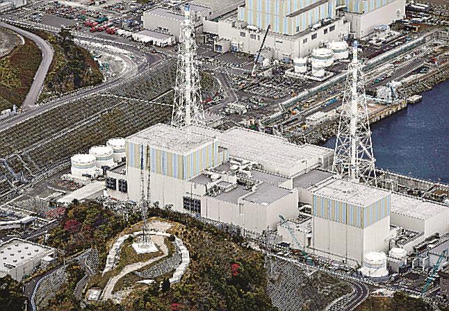 中国電力が来年８月の再稼働を発表した島根原発２号機（左）。右は１号機＝松江市鹿島町