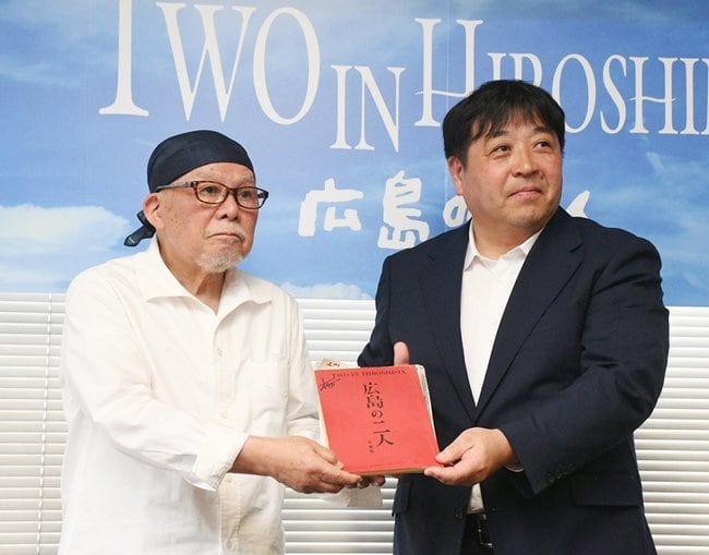 発表会見後、記念撮影する保坂延彦さん（左）と錦織良成さん＝広島市中区、広島商工会議所