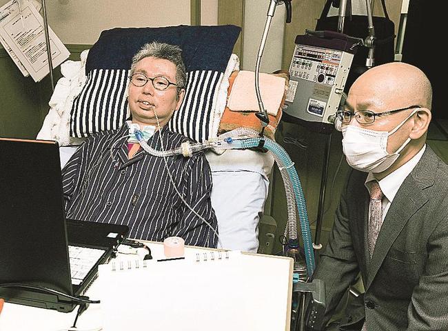 コロナ禍でＡＬＳ患者が置かれる窮状をまとめた、日本ＡＬＳ協会島根県支部の景山敬二支部長（左）と諸岡了介書記＝松江市内