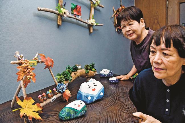 手作りの作品に見入る来場者＝益田市あけぼの東町、ちいさなぎゃらりーうつわ
