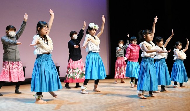 ステージで動きを確認するキッズフラダンスのメンバー＝雲南市三刀屋町古城、アスパル