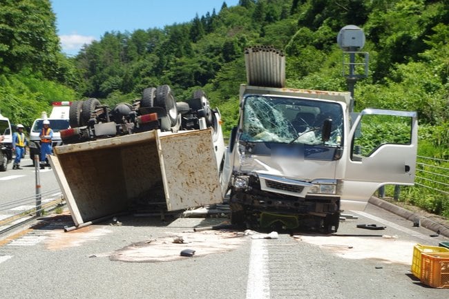 トラック２台が絡んだ事故現場＝２２日午後０時４０分ごろ、浜田市旭町市木、浜田道（島根県警提供）