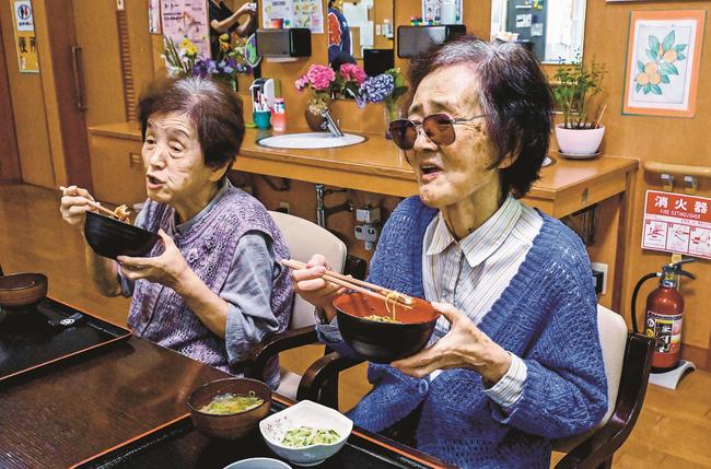 アナゴ丼を楽しむ施設利用者＝浜田市内村町、美川の郷