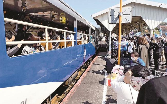 ＪＲ木次駅から備後落合方面に向かう列車を見送る人々＝雲南市木次町里方、ＪＲ木次駅