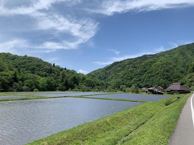 益田市匹見町道川地区の風景。田んぼは水が張られ、苗植えの準備ができていた＝５月13日