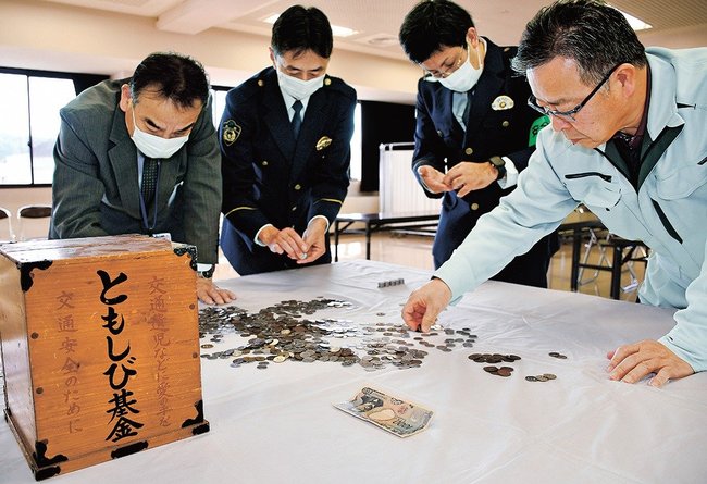 募金額を集計する益田市ともしび基金運営協議会の会員=益田市東町、益田署