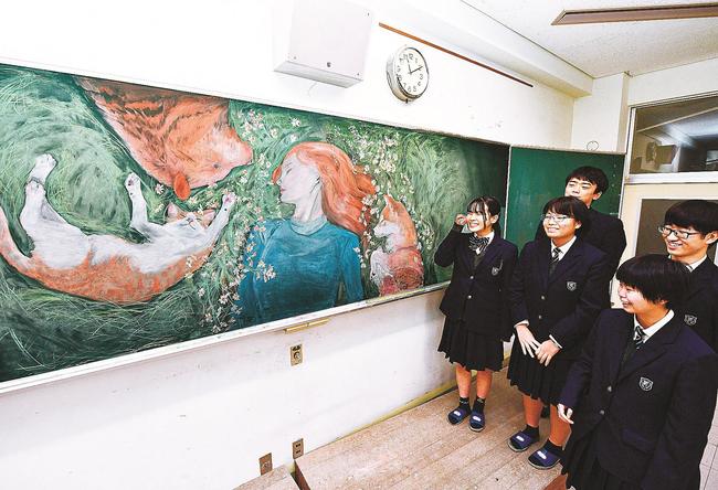 黒板アート甲子園の入賞作品について紹介する江津高の美術部員＝江津市都野津町、江津高