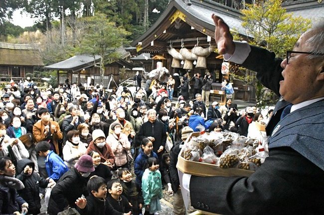 福豆と福餅の入った小袋を求める参拝客＝松江市八雲町熊野、熊野大社