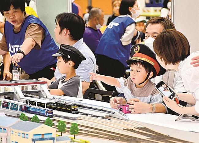 鉄道模型の運転体験を楽しむ親子連れ＝米子市末広町、米子コンベンションセンター