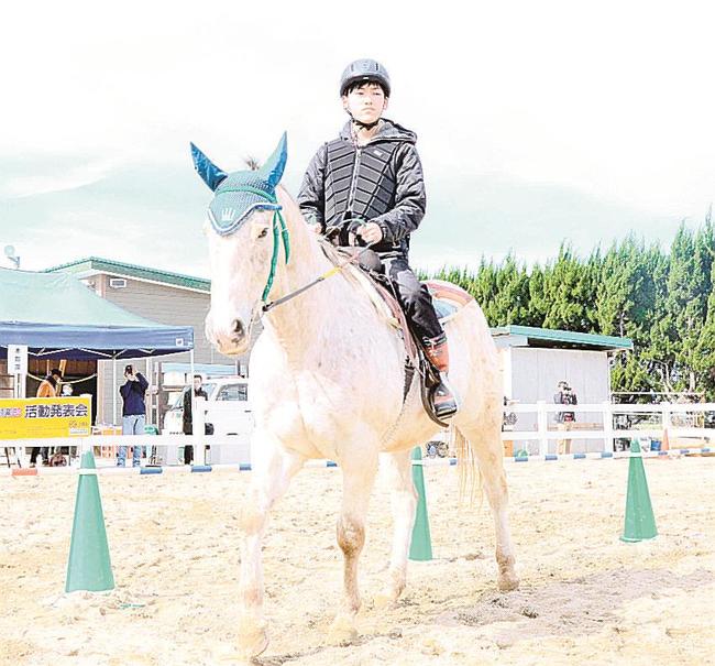 馬を走らせるキラキラ倶楽部の利用者