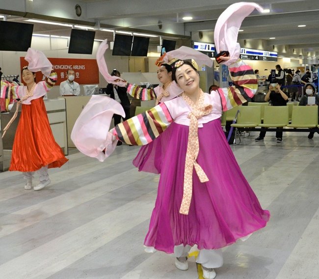 日韓友好の願いを込め華やかな舞を披露する「はなこりあ」のメンバー=境港市佐斐神町、米子空港