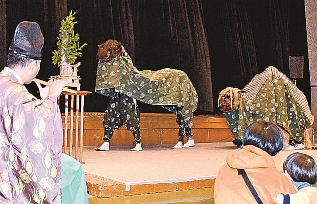 櫛代賀姫神社に伝わる獅子舞を披露する舞い手＝益田市元町、市民学習センター