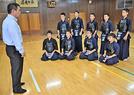 顧問の三上誠二さん（左）の指導に耳を傾ける邑智中学校剣道部の部員たち