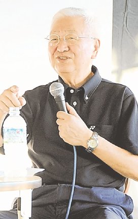 旧大社駅を一日限りの映画館にしたイベントのトークショーで駅舎の魅力を語る篠田正浩監督＝２０１４年７月２５日、出雲市大社町北荒木