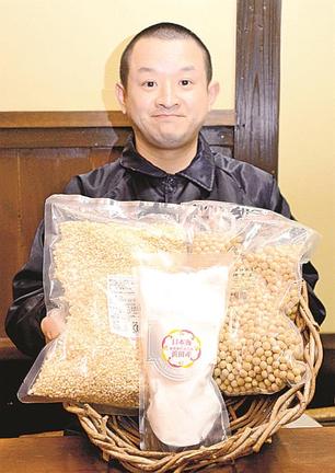 島根県産の原料を使ったみその手作りセットを発売した垣崎醤油店の垣崎宏次さん＝邑南町中野
