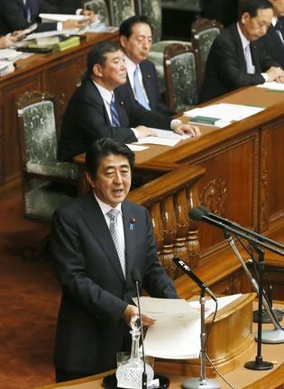 2014年９月の衆院本会議で所信表明演説をする安倍晋三首相。奥左は石破茂地方創生相（ともに当時）