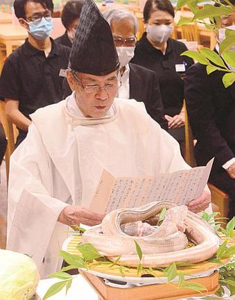 鎮魂祭を執り行う神職=大田市三瓶町志学、国民宿舎さんべ荘