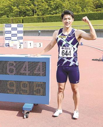 陸上布勢スプリントの男子１００㍍決勝で９秒９５の日本新をマークし、笑顔でポーズをとる山県亮太＝６日、鳥取市のヤマタスポーツパーク陸上競技場