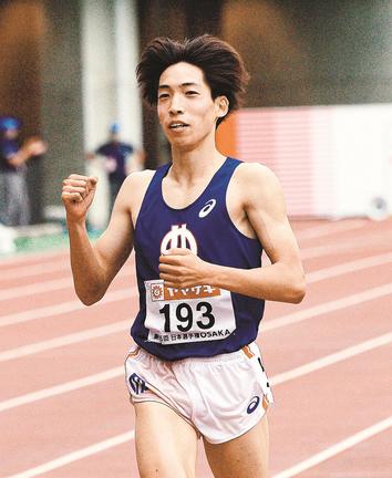 【男子３０００メートル障害決勝】東京五輪出場を決め、ゴール後にガッツポーズする三浦龍司＝ヤンマースタジアム長居