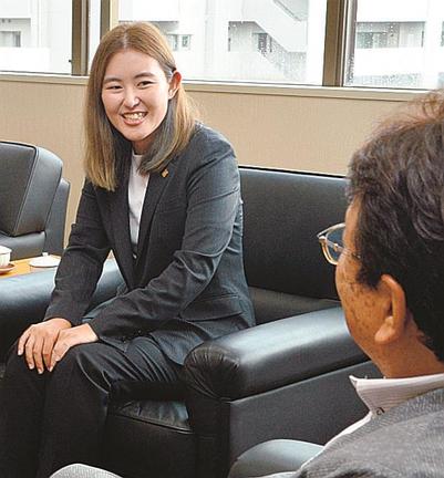 「山陰ご縁むす美レディース」への出場に意欲を示す浜崎未来選手＝松江市殿町、山陰中央新報社