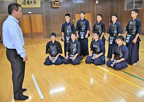 顧問の三上誠二さん（左）の指導に耳を傾ける邑智中学校剣道部の部員たち