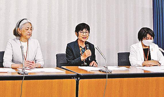 基本法成立を受けて記者会見する、認知症の人と家族の会の鎌田松代代表理事（中央）ら＝14日午後、厚労省