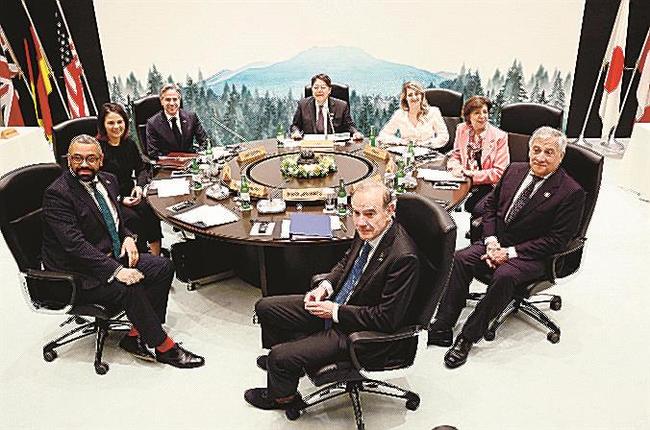 Ｇ７外相会合に臨む林外相（奥中央）と各国外相ら＝１８日午前、長野県軽井沢町
