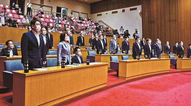 島根原発２号機再稼働の是非について起立で採決する議員ら＝松江市殿町、島根県議会