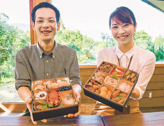 石見和牛や石見ポークを使った洋風のおせち料理を作った黒山正大さん（左）と森里佳さん＝島根県邑南町矢上、香夢里