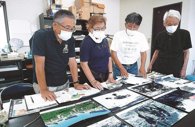 展示する写真を確認する長尾達也さん（左）ら＝境港市湊町