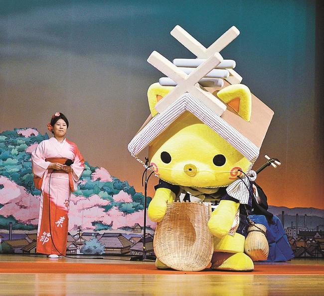 ２級の資格を得たどじょうすくい踊りを披露するしまねっこ＝安来市古川町、安来節演芸館