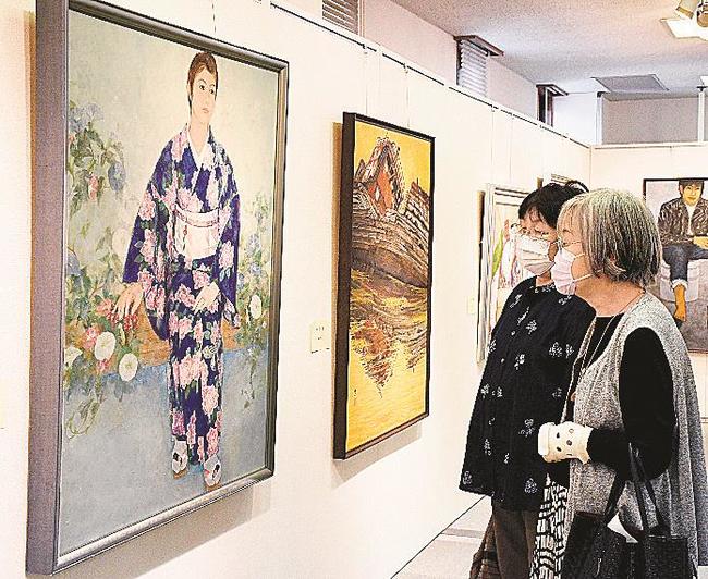 日本画作品を鑑賞する来場者＝松江市東朝日町、中国電力ふれあいホール