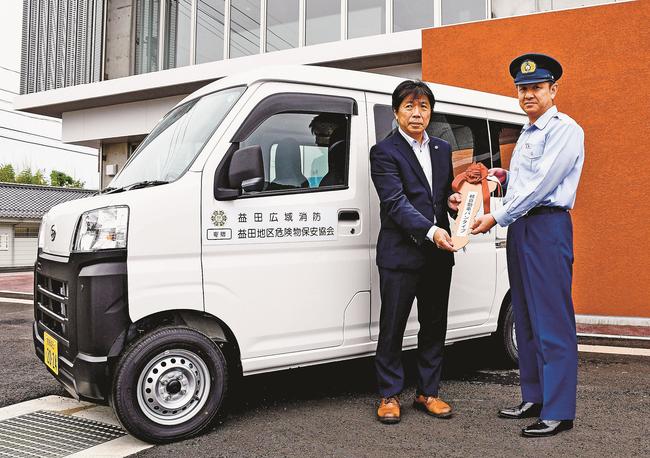 益田広域消防本部に軽自動車を寄贈する大畑正一会長（左）＝益田市久城町