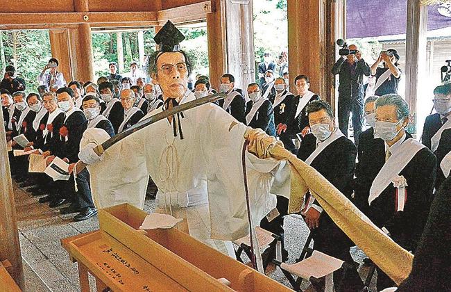 刀を奉納する月山貞利さん＝島根県海士町海士、隠岐神社