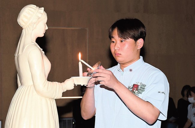 ろうそくに火をともして決意を新たにする学生＝浜田市浅井町、浜田医療センター付属看護学校
