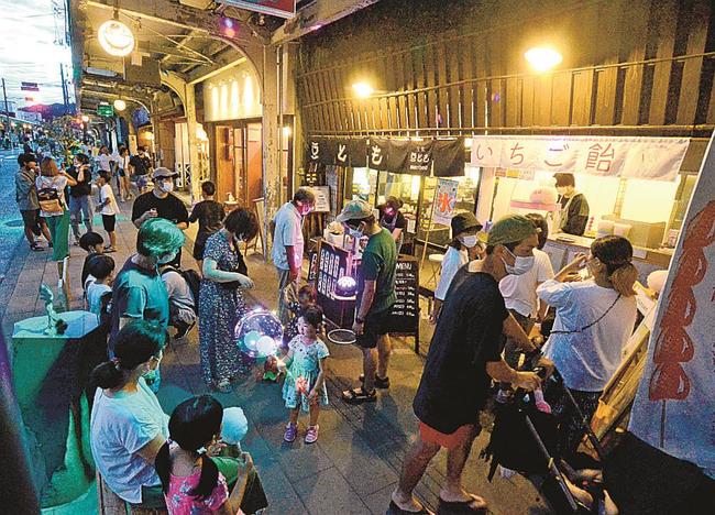 土曜夜市に訪れた行楽客らでにぎわう水木しげるロード＝境港市松ヶ枝町