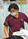 患者を治療する上田敬博教授＝米子市西町、鳥取大医学部付属病院