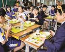 嘉戸隆町長（右）の話を聞きながら猪鹿蝶給食を味わう児童たち＝島根県美郷町粕渕、邑智小学校