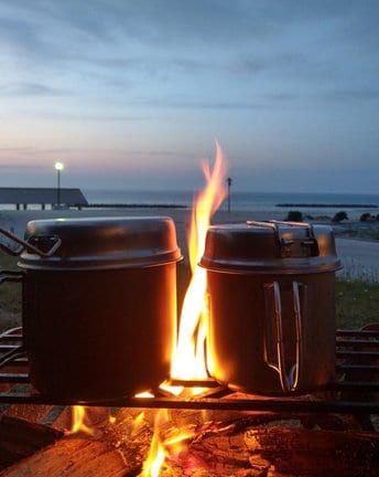 たき火を使った調理風景