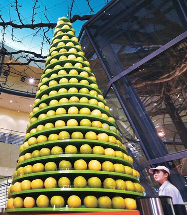 登場した「梨タワー」を見る来場者＝倉吉市駄経寺町、エースパックなしっこ館