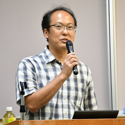 小惑星探査機「はやぶさ２」について講演する津田雄一教授＝鳥取市佐治町高山、さじアストロパーク