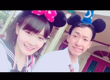 高校時代の2人。ディズニーデートを楽しむデコさん(右)&ブーさん(左)。その後…?