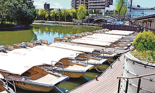 新型コロナウイルスの感染拡大の影響で休業した堀川遊覧船乗船場＝２０２０年４月、松江市黒田町（資料）
