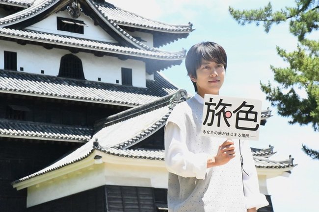 松江城で撮影に臨む溝端淳平さん＝松江市殿町