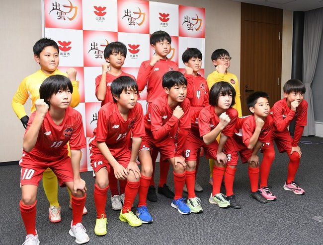 全国大会での健闘を誓う大社少年サッカークラブの選手たち＝出雲市今市町、市役所