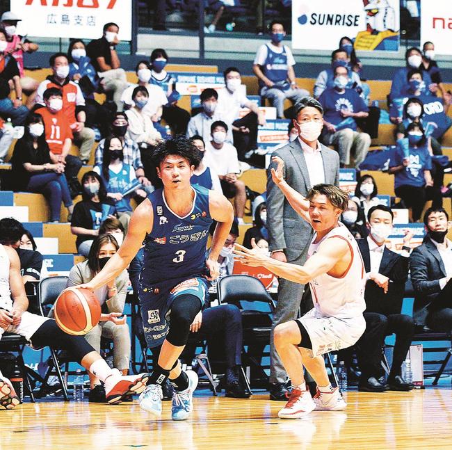 ファンが見守る中、ドリブルで切り込む安藤誓哉＝松江市学園南１丁目、松江市総合体育館