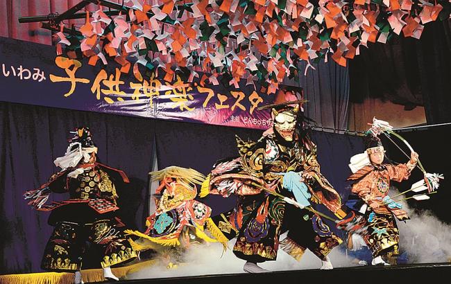 塵輪を披露する佐野子供神楽社中の子どもたち＝浜田市港町、原井小学校