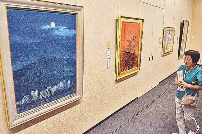 田渕俊夫さんの「長良川心象　月光」（左）を眺める来場者＝安来市古川町、足立美術館