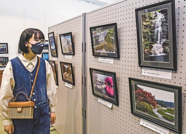 島根県邑南町内の各地をさまざまな角度から写した作品＝町上亀谷、瑞穂ハンザケ自然館